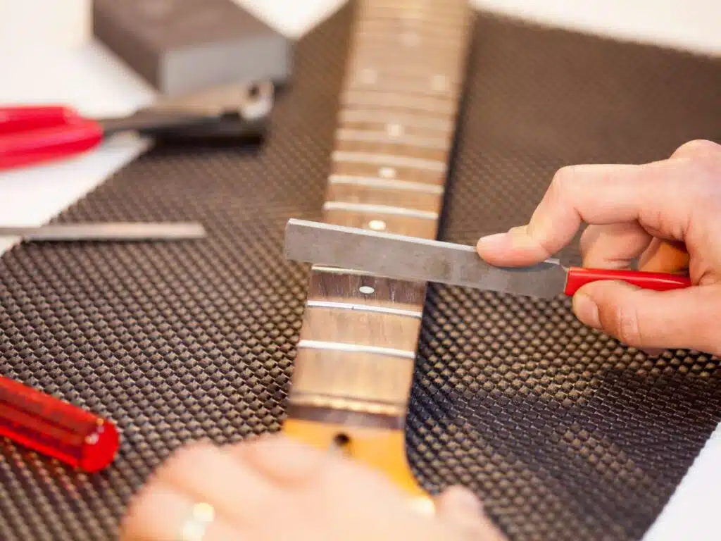 regulacja gryfu, podstrunnicy i progów gitary