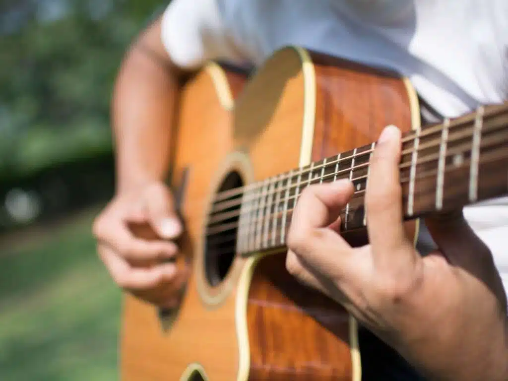 zalety nauki gry na gitarze